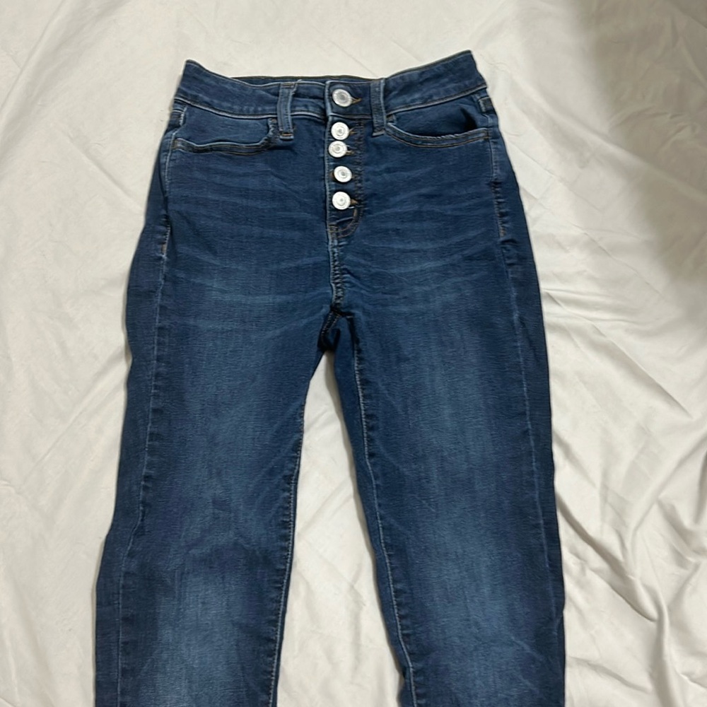 They are dark washed, high rised jeans with 5 buttons.
